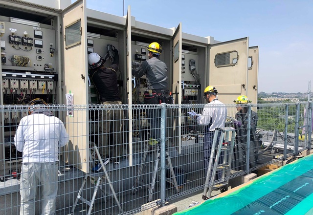 屋外の電気設備を複数人で施工する現場